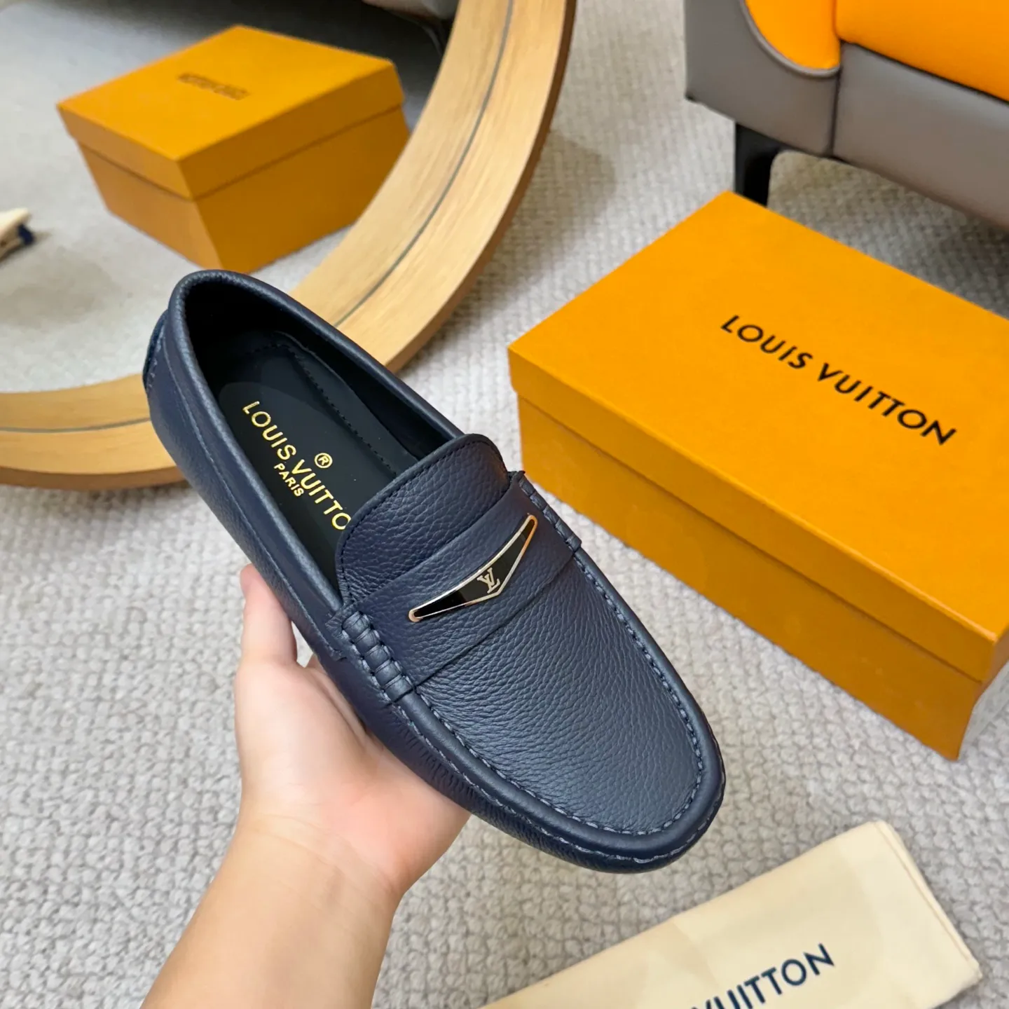 Men's men's shoes 💰420 (Yangli) LV 2⃣️0⃣️2⃣️5️⃣Spring and summer counter GLORIA series models ✈️Original factory special leather production, original last type. A classic driving slip-on casual shoe that shows an elegant style with exquisite craftsmanship details such as Monogram embossing all over the upper🌀Italian imported calfskin fabric Sheepskin foot pads➕Inside～Private mold replica sole Unique style Comfortable driving slip-on Size: 4-12 (38-46) Comes with [Counter packaging: original box, wrapping paper, card, instruction manual, shoehorn, cloth bag] No pressure to enter and leave the counter!